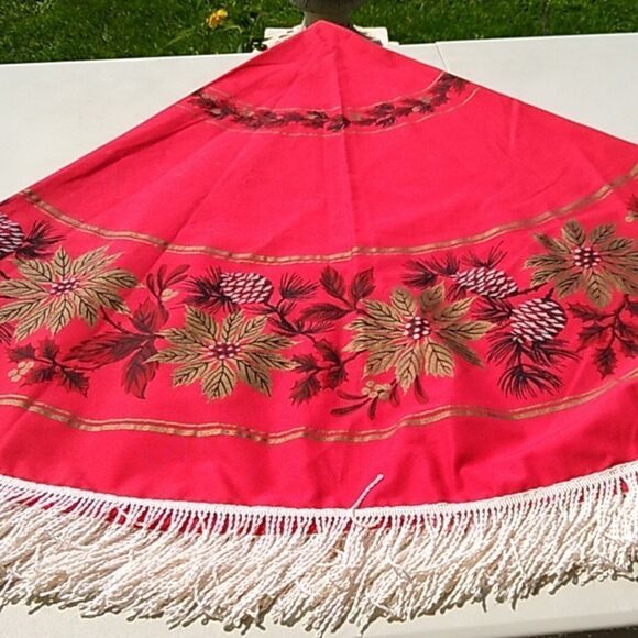 Christmas round Table Cloth w/white fringe Pine Cones and Poinsettias - Picture 10 of 10
